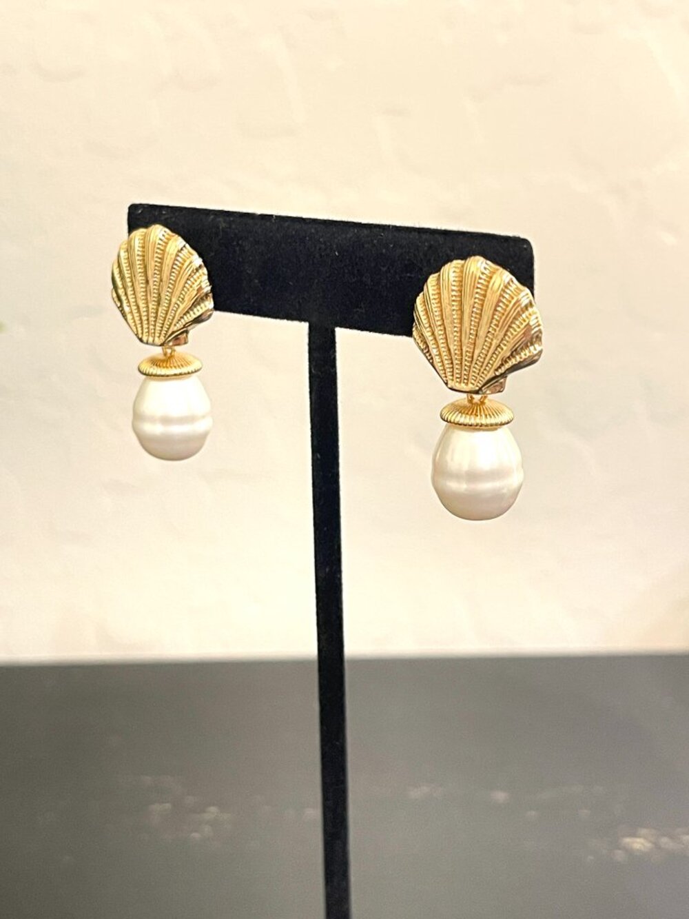 New House of Harlow 1960 Earrings Gold Shell Pearl Dangle Pierced Beach in Box - Picture 7 of 11